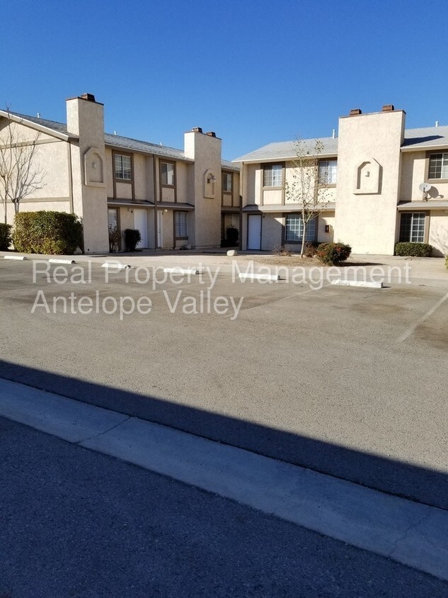 38707 12th St E Unit 16, Palmdale, CA 93550 Room for Rent in Palmdale