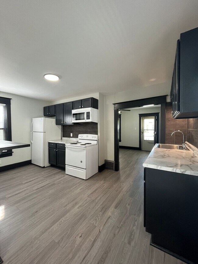 Building Photo - Beautifully updated 1 bedroom, 1 bathroom ...