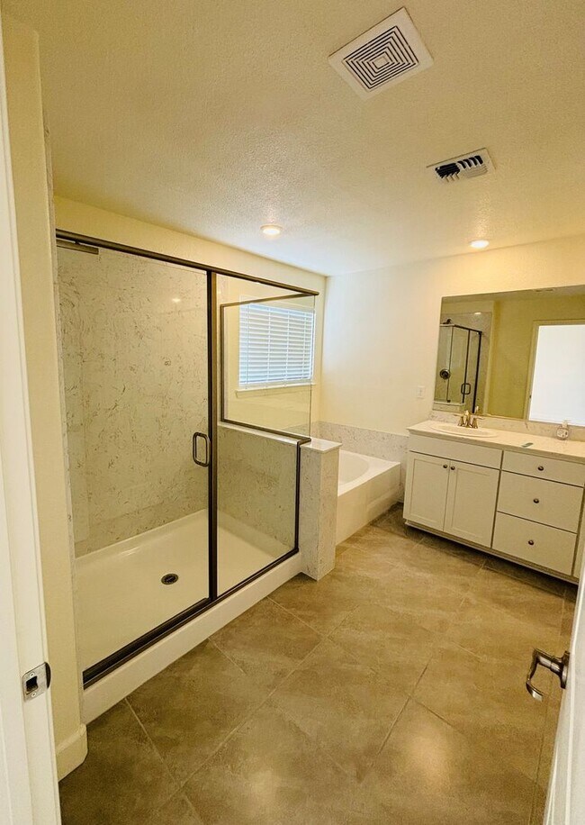 Foto del edificio - Brand New 4 Bedroom Home