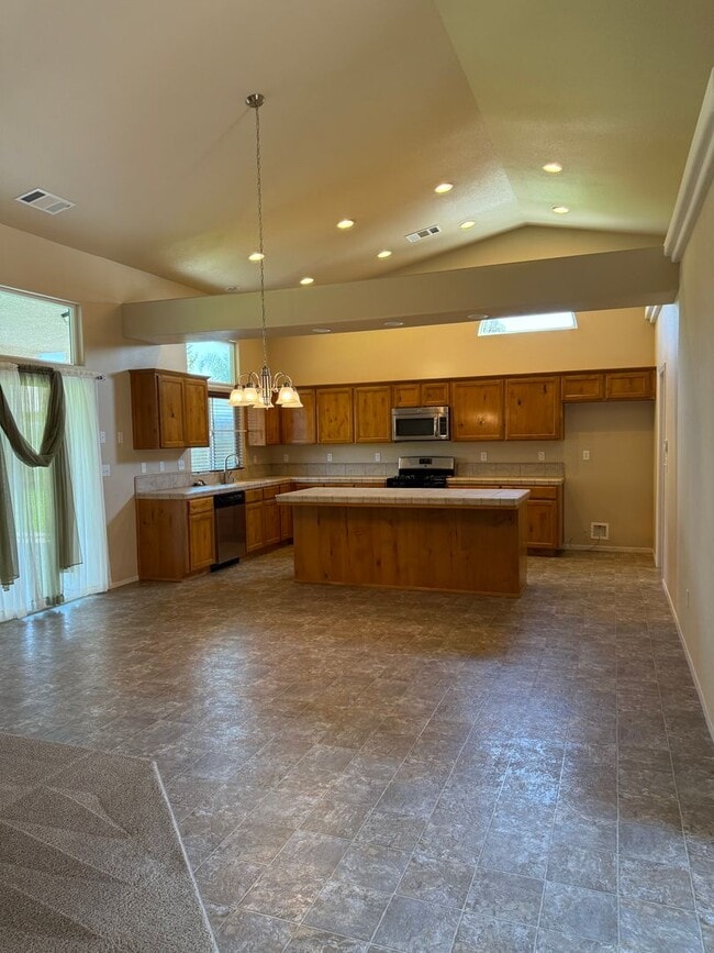 Building Photo - 4 bedroom 2 bath NW Visalia Home in Desira...