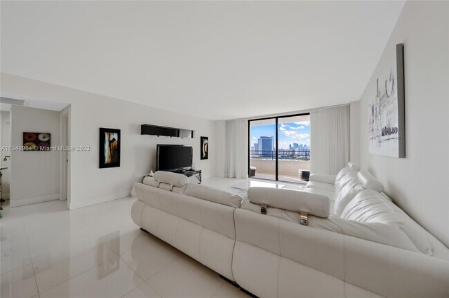 Building Photo - 2500 Parkview Dr