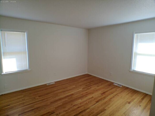 Foto del edificio - Cozy 3 bedrooms and 1 bath in a corner lot off Blue Ridge Blvd and U.S. Hwy 71 at Grandview, MO