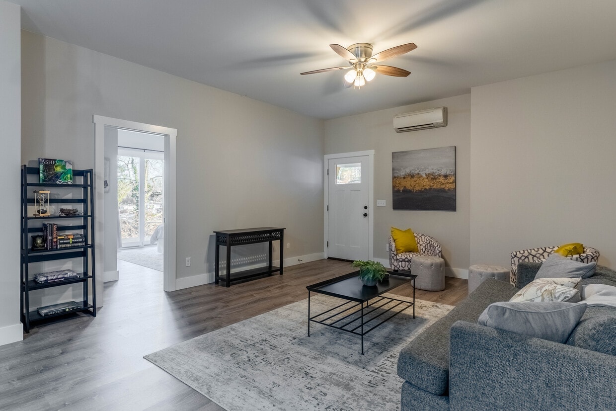 Living - 10-100 Laurel Loop