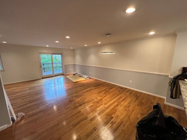 Building Photo - Gorgeous 4 Bed 3.5 Bath End-Unit Townhome ...