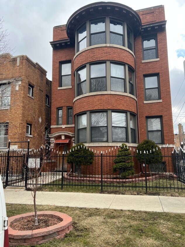 6245 S Sacramento Ave Unit 3, Chicago, IL 60629 Condo for Rent in Chicago, IL