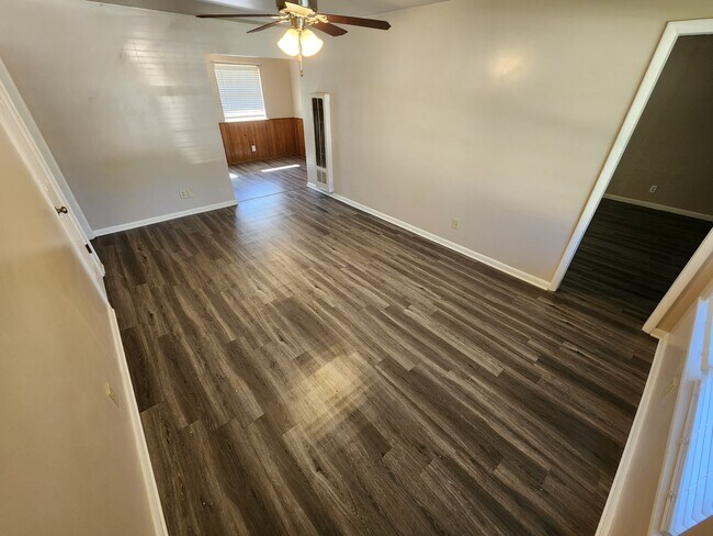 Building Photo - 933 Crestview Ave