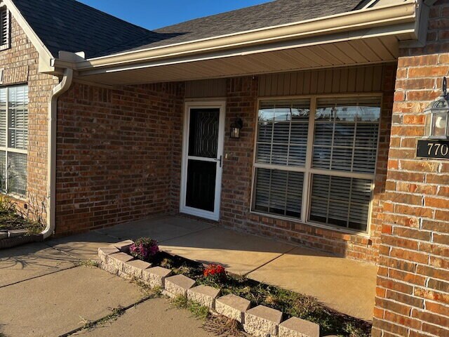 Foto del edificio - Charming 3-Bedroom Home with 2 Full Baths ...