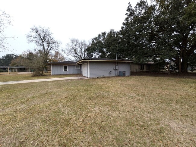 Building Photo - 302 Bridal Wreath Ave