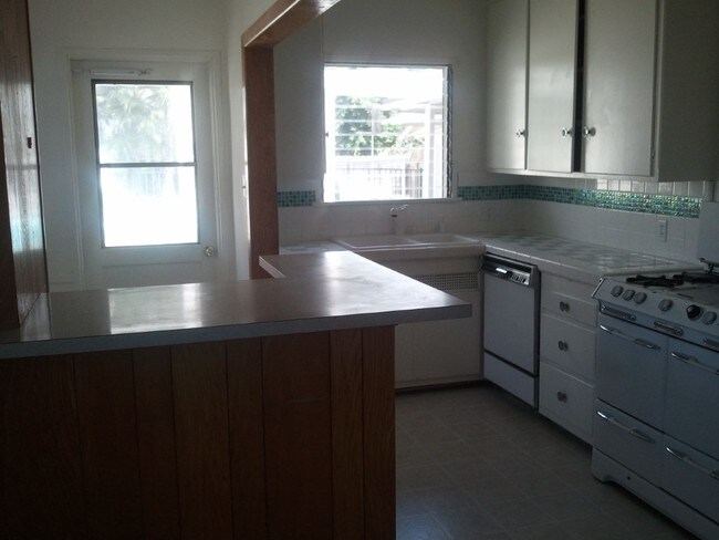 Building Photo - 11936 Rialto St