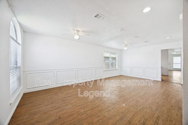 Foto del edificio - 8109 Dripping Springs Dr