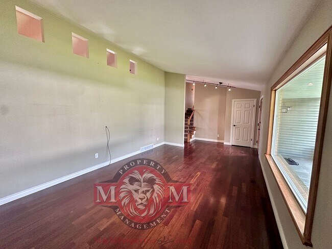 Foto del edificio - 4 Bed 3.5 Bath Beautiful Home In Sandy