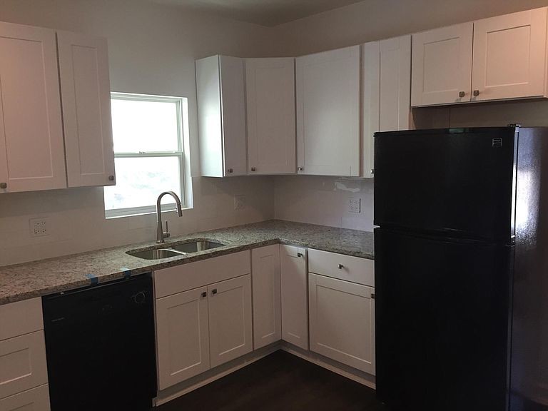 Kitchen - 6634 W Schreiber Ave