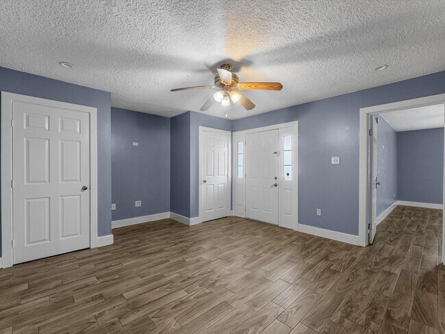 Building Photo - 3010 Glen Spring Dr