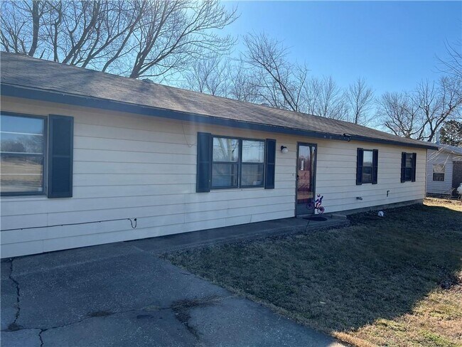 Building Photo - 1605 N Hico St