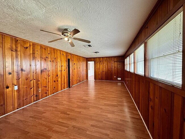 Foto del edificio - Charming 3-Bed, 2-Bath Home with Spacious 1,978 Sq Ft