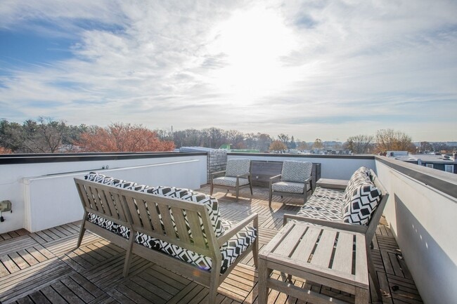 Building Photo - Amazing 4 BR/4 BA Townhome in Bloomingdale!