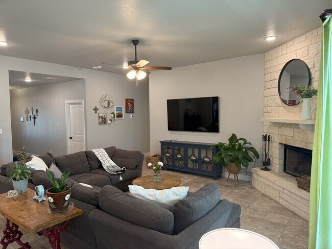 Building Photo - Beautiful 4 Bedroom 2 Bath Home