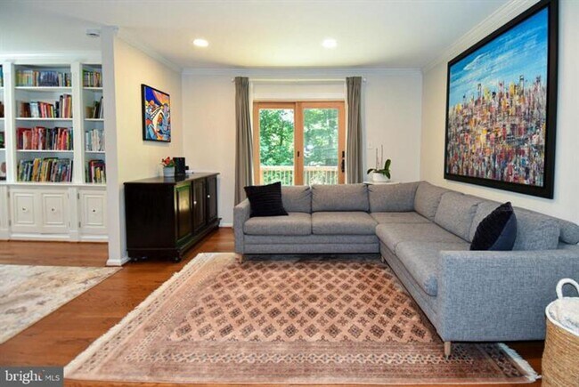 Foto del edificio - Set within the sought after community of Runnymeade, this beautifully maintained townhome offers ...