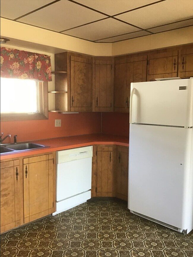 Building Photo - Spacious, Family Friendly, In-Town Home