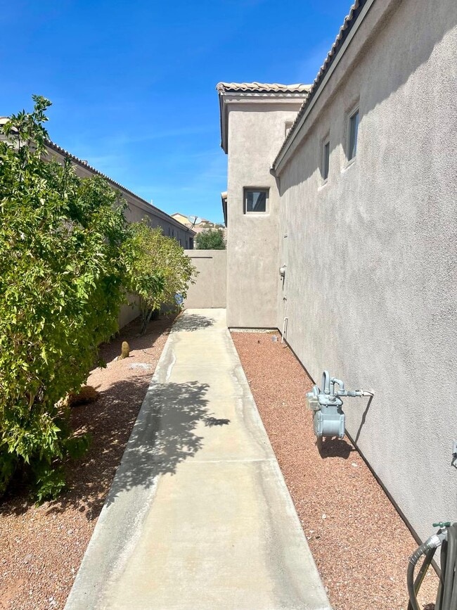 Building Photo - Great 2 Bedroom Home in Gated Neighborhood!