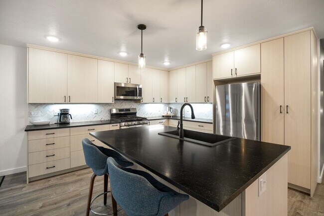 Building Photo - 420 N 6th Ave