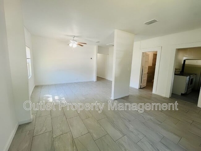 Photo - 918 E. 10th Street Apartment