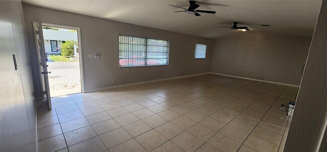 Photo - 2005 SW 99 Avenue House