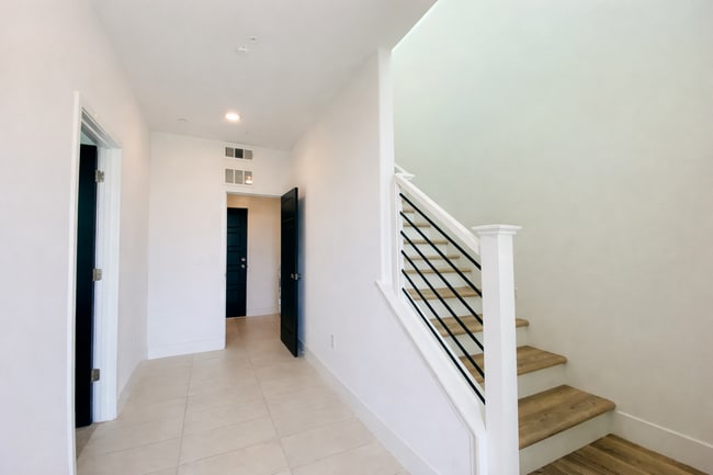 Building Photo - Modern Clovis Town Home, 2BR/2BA, CUSD w/ Solar