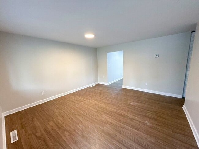 Building Photo - 2479 Kitchner Dr