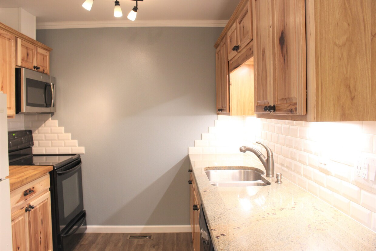 Foto principal - Quiet charmer- Upgrades abound, landry & u...