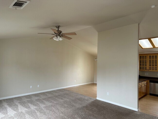 Foto del edificio - Sunny 3 Bedroom, 2 full bath w/Solar and B...