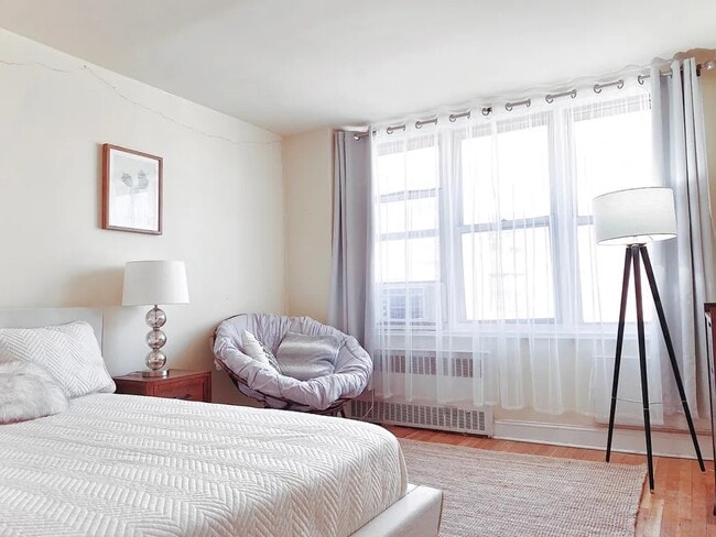 Building Photo - Furnished room/NOT APARTMENT