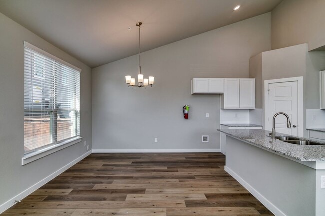 Building Photo - AVAILABLE NOW! GORGEOUS 3 BEDROOM FOUR PLE...