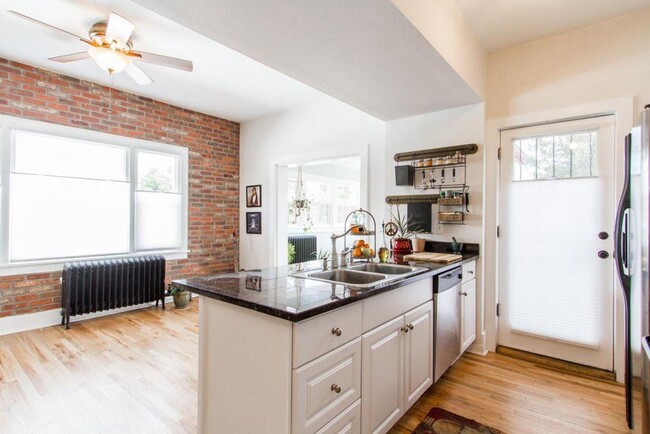 Foto del edificio - Beautifully updated condo minutes from dow...