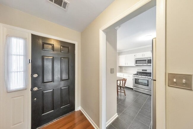 Building Photo - 2045 Fairways Ct