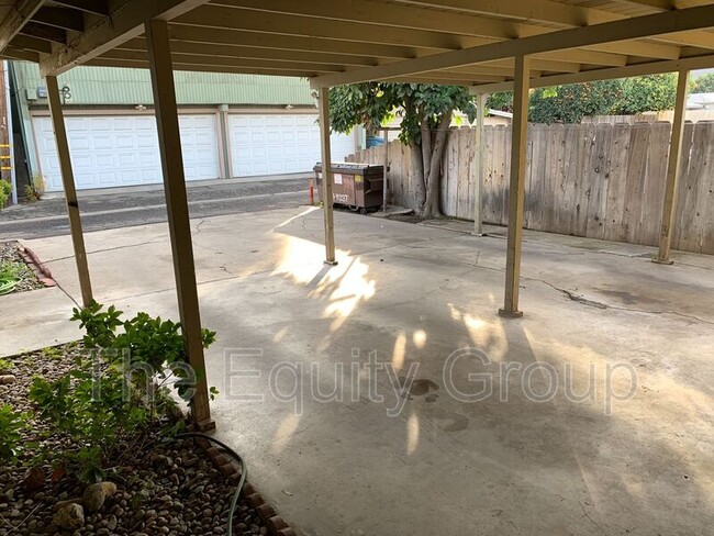 Building Photo - 427 N Encina St