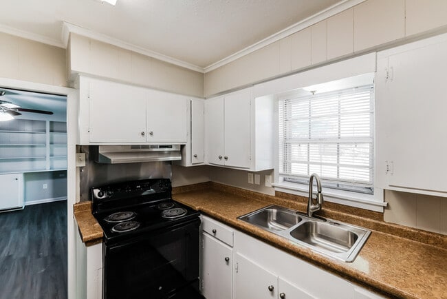 Building Photo - 463 Pemberton Dr