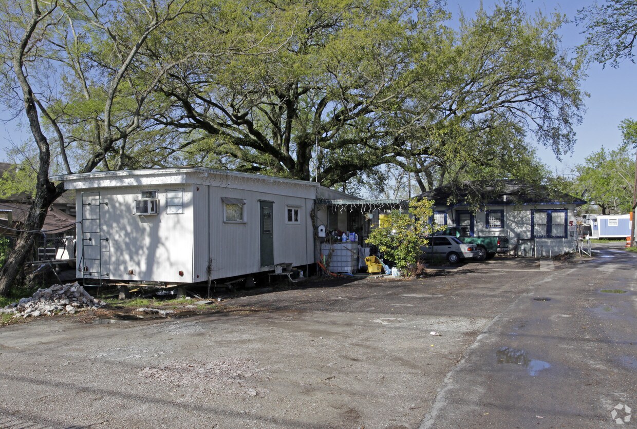 Foto principal - 5701 Airline Dr