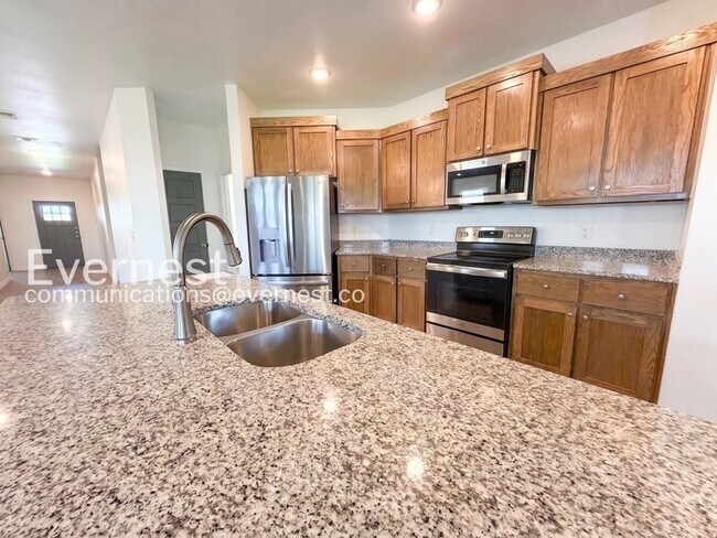 Building Photo - Limited Time Special Offer / 3 Bed, 2 Bath Home with Garage / Pet-Friendly / Vouchers Accepted / ...