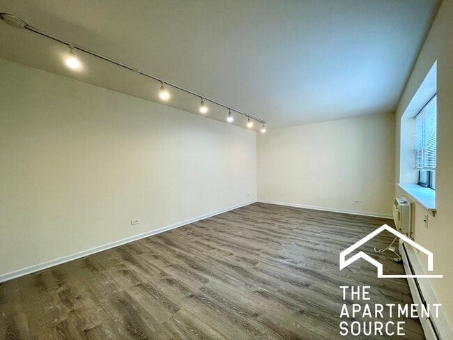 Building Photo - 6006 N Kenmore Ave