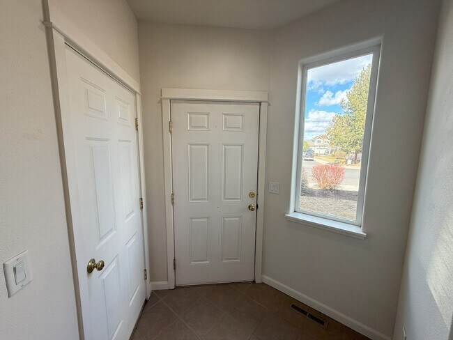 Foto del edificio - FANTASTIC 3 BEDROOM AND 2.5 BATHROOM TOWNHOUSE IN REDMOND!