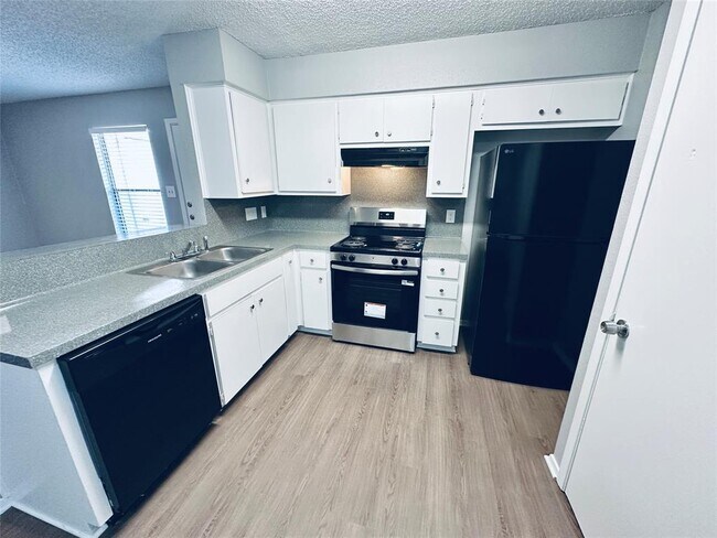 Building Photo - 5500 Rose Hill Cir