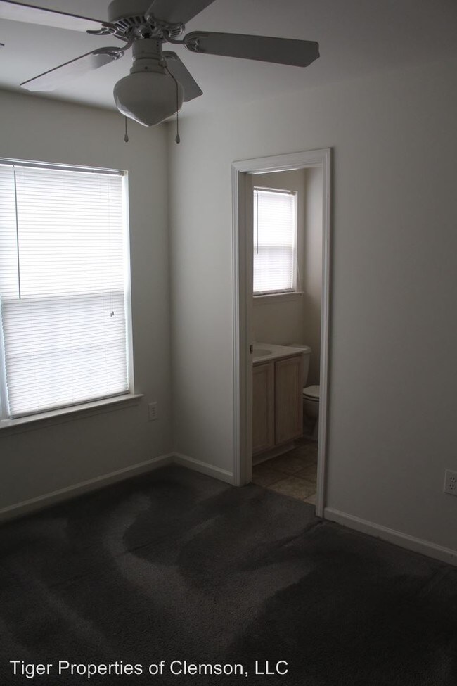 Building Photo - 128 University Village Dr