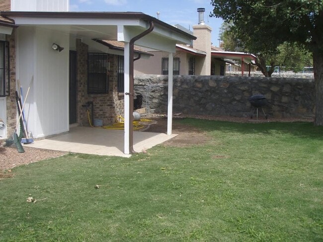 Foto del edificio - 746 Martha Gale Dr