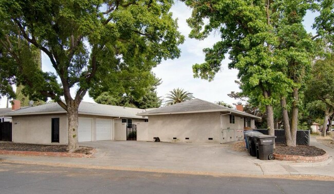 Building Photo - 1402 Chapala Way