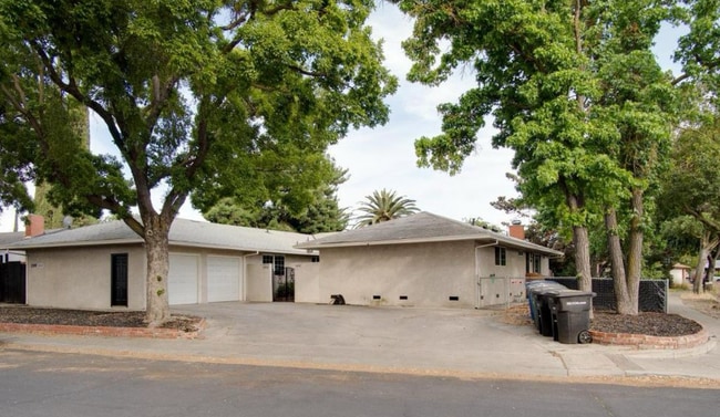 Building Photo - 1402 Chapala Way