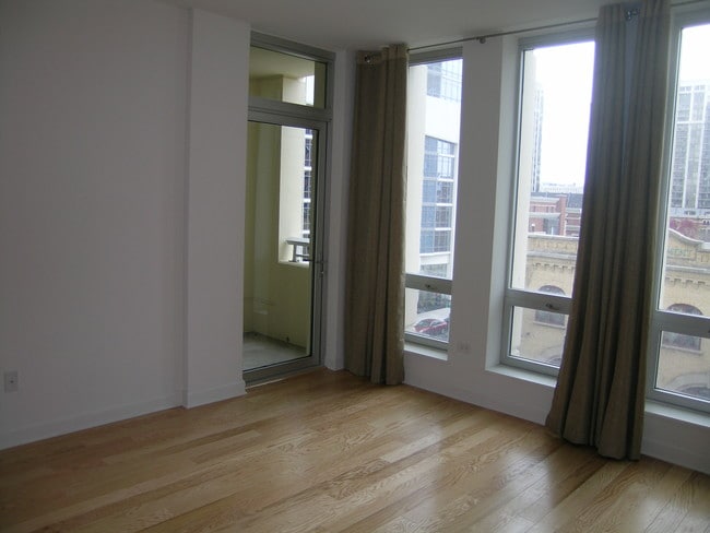 Photo - 1400 S Michigan Ave Apartments