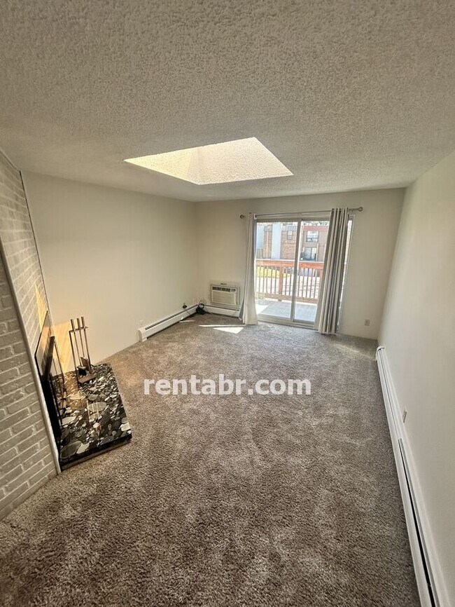 Building Photo - Sun Filled 2 Bedroom with Pool!