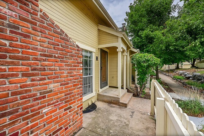 Building Photo - $2,150, End Unit 2 bed 1 1/2 bath Southpar...