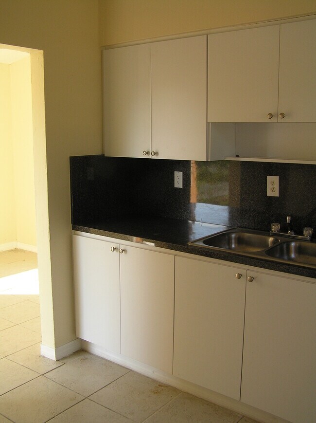 Cocina (Vista exterior) - 1131 NW 58th Ter
